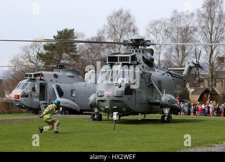 Lt Cdr Andy Murray battant un Sea King MK7, vous arrêtant pour voir un hélicoptère de la Marine royale ancien converti à sa nouvelle base sur le secteur des wigwams ferme dans Thornhill comme ils ont volé en direction nord pour participer à un exercice d'entraînement. Banque D'Images