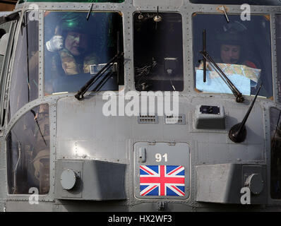 Lt Cdr Andy Murray (à gauche), volant un Sea King MK7, vous arrêtant pour voir un hélicoptère de la Marine royale ancien converti à sa nouvelle base sur le secteur des wigwams ferme dans Thornhill comme ils ont volé en direction nord pour participer à un exercice d'entraînement. Banque D'Images