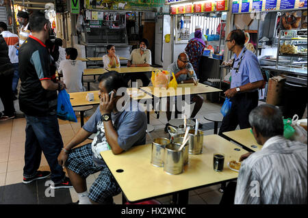 29.12.2014, Singapour, République de Singapour, en Asie - Personnes dîner dans une aire de restauration dans le quartier de Little India. Banque D'Images