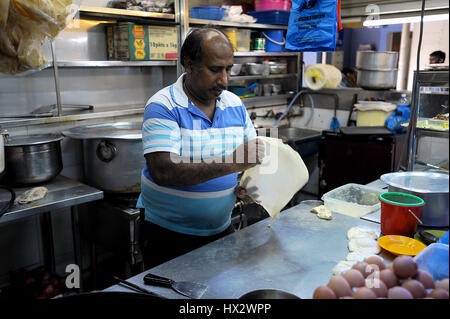 29.12.2014, Singapour, République de Singapour, en Asie - un homme prépare roti prata, un pain plat traditionnel, à une aire de restauration dans le peu d'inde Banque D'Images