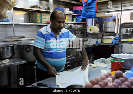 29.12.2014, Singapour, République de Singapour, en Asie - un homme prépare Roti Prata, un pain plat traditionnel, à une aire de restauration dans le peu d'Inde Banque D'Images