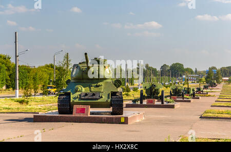 Réservoir T-34-85 et canons à Koursk, Russie Banque D'Images