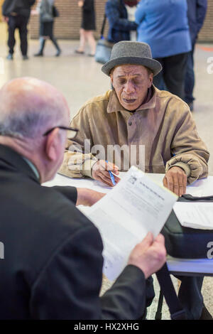 Les avocats rencontrent les résidents de Flint, au Michigan pour discuter d'une action collective pour les personnes touchées par le plomb que la contamination de l'eau de la ville. Banque D'Images