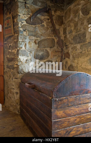 Coffre de rangement en bois ancien dans la salle à manger de l'ancienne maison en pierre des Canadiana 1760 Banque D'Images