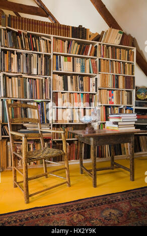 Bibliothèques, chaise en bois antique et table dans la salle d'étude de l'intérieur de l'ancienne maison de 1810. Banque D'Images