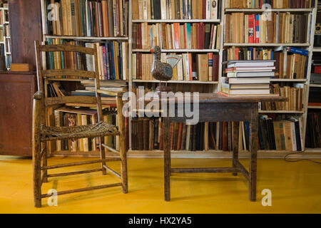 Meubles anciens en bois, chaise et table dans la salle d'étude de 1810 de l'intérieur maison ancienne Canadiana Banque D'Images