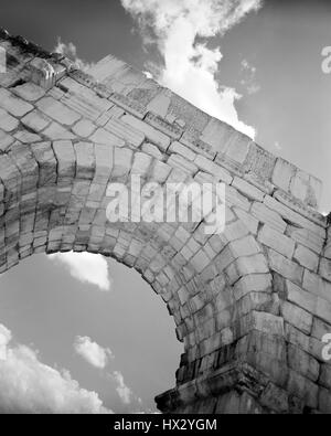 En arc de triomphe de Volubilis. Une voûte en pierre à des ruines romaines de Volubilis. Volubilis , une colonie romaine construite sur ce qui était probablement une C Banque D'Images