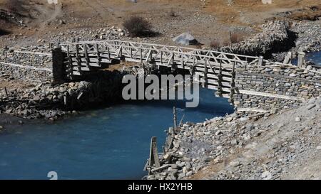 Pont de bois dans la région de Manang. L'architecture traditionnelle. En Scène de Manang, zone de conservation de l'Annapurna, au Népal. Banque D'Images