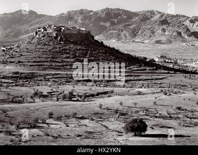 Un ksar est une forme traditionnelle de l'architecture constitué d'un groupe de bâtiments en terre entourée de hauts murs. La vallée du Draa, Ouarzazate Province Mor Banque D'Images