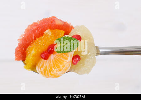 Cuillère à soupe de salade de fruits sur fond blanc Banque D'Images