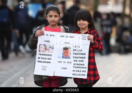 Haya Sulaiman, 6 et sa sœur Juwan, 5 , maintenir un signe au cours d'une veillée dans le centre-ville de Birmingham, après les attaques terroristes du mercredi qui a coûté la vie à quatre victimes innocentes. Banque D'Images