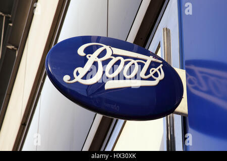 Londres, Royaume-Uni, le 27 février 2011 : Boots logo pharmacie enseigne publicitaire à l'extérieur de l'un de ses magasins de détail dans le centre-ville de Londres Banque D'Images