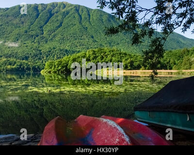 Carlazzo, Italie : Lac Piano est un petit lac situé dans le Val Menaggio. Il a une superficie de 0,72 km2 et une profondeur maximale de 13 mètres et occupe la Banque D'Images