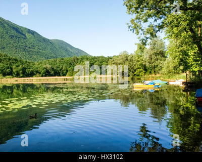 Carlazzo, Italie : Lac Piano est un petit lac situé dans le Val Menaggio. Il a une superficie de 0,72 km2 et une profondeur maximale de 13 mètres et occupe la Banque D'Images