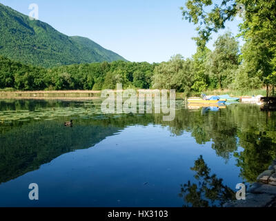 Carlazzo, Italie : Lac Piano est un petit lac situé dans le Val Menaggio. Il a une superficie de 0,72 km2 et une profondeur maximale de 13 mètres et occupe la Banque D'Images