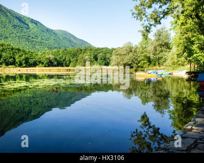 Carlazzo, Italie : Lac Piano est un petit lac situé dans le Val Menaggio. Il a une superficie de 0,72 km2 et une profondeur maximale de 13 mètres et occupe la Banque D'Images