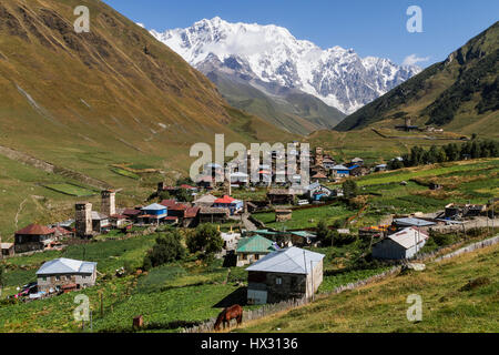 Village Ushguli dans les montagnes du Caucase en Géorgie avec le Mont Shkhara en arrière-plan. Banque D'Images