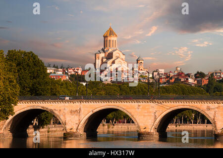 Saarbrucken Bridge avec en arrière-plan La cathédrale de Sameba à Tbilissi, Géorgie. Banque D'Images