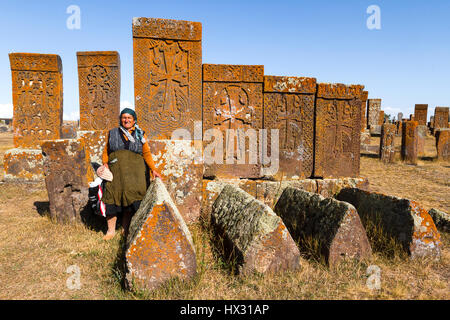 Femme arménienne dans l'ancien cimetière de Noraduz en Arménie. Banque D'Images