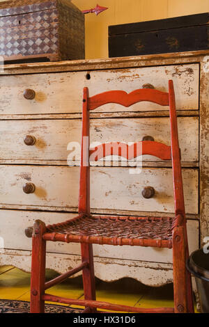 Chaise en bois ancien et une commode en magasin d'antiquités situé dans 1810 old house interior Banque D'Images