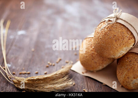 Pain de seigle sélection rustique, soda, bloomer pains, avec grenier et oated rolls et les épis de blé. Banque D'Images