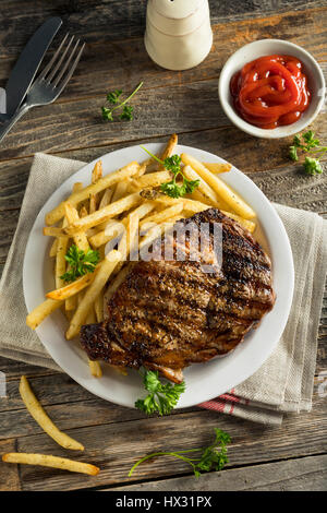 Petit steak frites maison et prêt à manger Banque D'Images