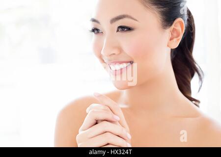 Parution du modèle. Young Asian woman smiling, portrait. Banque D'Images