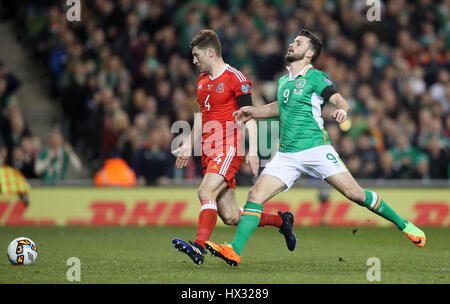 Pays de Galles' Ben Davies et République d'Irlande Shane la longue bataille pour la balle durant la Coupe du Monde FIFA 2018, GROUPE D match de qualification à l'Aviva Stadium de Dublin. Banque D'Images