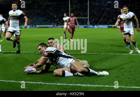 Leeds Rhinos' Ryan Hall plongées dans de marquer son deuxième essai du côté du jeu au cours de la Super League Betfred à la John Smith's Stadium, Huddersfield. Banque D'Images