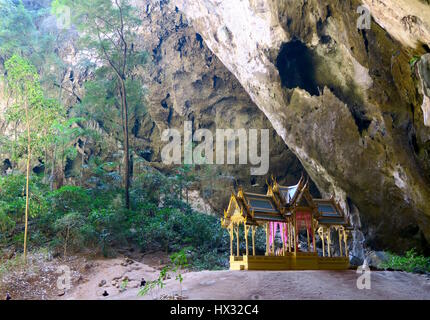 Temple dans la grotte de Phraya Nakhon, Thaïlande Banque D'Images