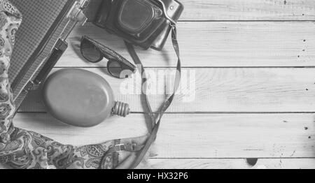 Man's hat et rétro accessoires pour voyager sur une surface en bois laqué blanc Banque D'Images