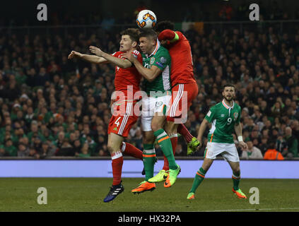 Pays de Galles' Ben Davies et République d'Irlande est Jon Walters un concours au cours de la Coupe du Monde de la FIFA 2018, GROUPE D match de qualification à l'Aviva Stadium de Dublin. Banque D'Images