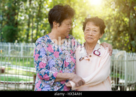 Candid shot of Asian femmes âgées à extérieur parc dans la matinée. Banque D'Images