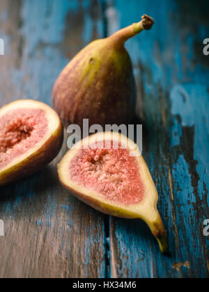 Close-up de figs sur la table en bois en difficulté Banque D'Images