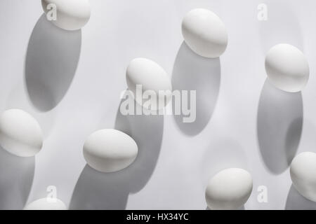 Close up d'oeufs blancs sur fond blanc. Banque D'Images