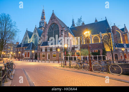 L'Oude ChurchDe Oude Kerk à Amsterdam, Pays-Bas. Banque D'Images