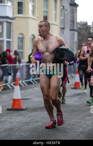 Les gens prennent part à l'Ironman de Galles, 2015, Tenby, Pembrokeshire, Pays de Galles, Royaume-Uni Banque D'Images