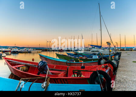 Bateaux dans le port, coucher de soleil sur le lac de Bolsena, Bolsena, Latium, Italie Banque D'Images