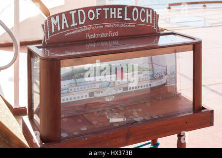 Maid of the Loch Restoration Fund collection donation box y compris pièces livre ancien style, Balloch, Ecosse, Royaume-Uni Banque D'Images