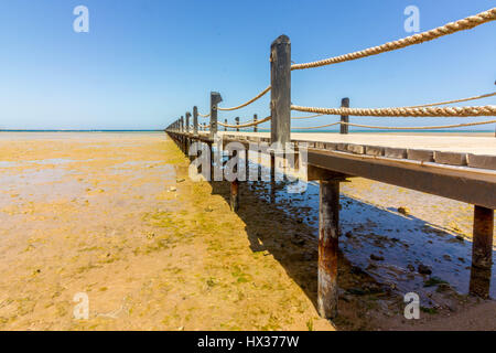 Dans Holzsteg Hurgahda, Makadi Beach Banque D'Images