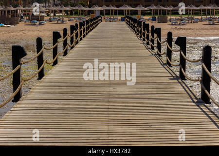 Dans Holzsteg Hurgahda, Makadi Beach Banque D'Images