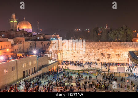 Mur des lamentations et Dôme du rocher d'or dans la nuit, la vieille ville de Jérusalem, Israël. Banque D'Images