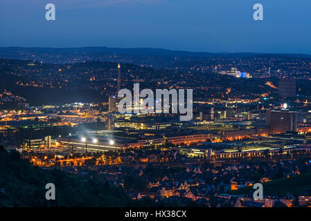 Vue panoramique des vignobles sur Stuttgart Untertuerkheim de nuit. Stuttgart, Bade-Wurtemberg, Allemagne Banque D'Images