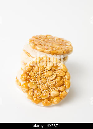 Sweet cookies avec des cacahuètes caramélisées sur fond blanc Banque D'Images