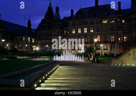 Sheffield, des jardins de la paix et de l'hôtel de ville au crépuscule, tourné sur Agfa Vista Plus 200 35mm film Banque D'Images