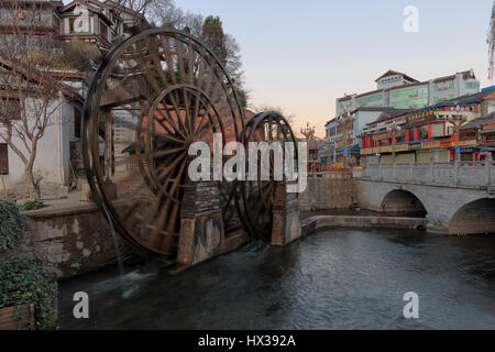 Lijiang, Chine - le 17 mars 2017 : Pont et roues de l'eau à l'entrée de la vieille ville de Lijiang dans le Yunnan Banque D'Images