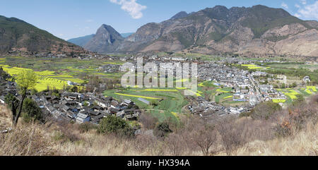 ShiGu village près de Lijiang, vue aérienne. ShiGu est dans le Yunnan, Chine, et a fait partie de la route de la soie du Sud ou ChaMa GuDao Banque D'Images