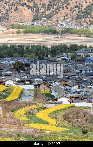 ShiGu village près de Lijiang, vue aérienne. ShiGu est dans le Yunnan, Chine, et a fait partie de la route de la soie du Sud ou ChaMa GuDao Banque D'Images