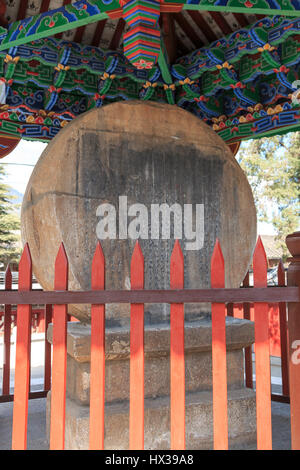 ShiGu, Chine - le 17 mars 2017 : tambour Pierre monument à ShiGu village près de Lijiang Banque D'Images