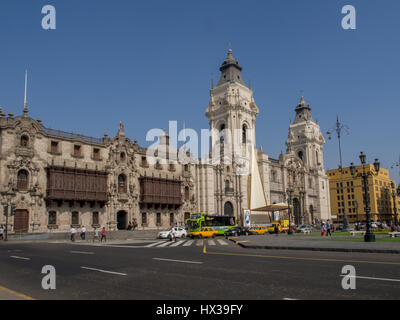 Lima, Pérou - 27 mai 2016 : Beaux bâtiments près de la place principale de la ville. Banque D'Images